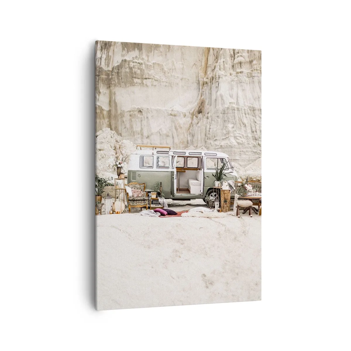 Obraz na płótnie - Retro camper z aranżacją boho na tle skalistego krajobrazu - 70x100cm - Podróż czas zacząć - Nowoczesna dekoracja ścienna do salonu i sypialni ARTTOR