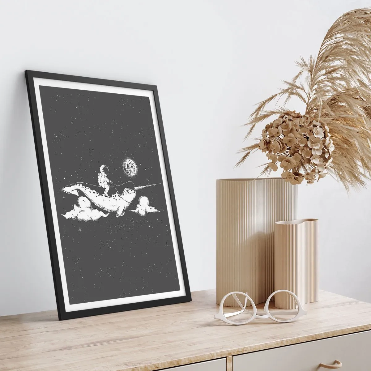 Plakat w czarnej ramie - Astronauta na grzbiecie narwala w kosmosie - 50x70cm - Kosmiczny jeździec - Nowoczesna dekoracja ścienna do salonu i sypialni ARTTOR
