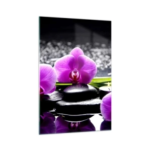 Obraz na szkle - Fioletowe orchidee na tle kamieni i świeczek w relaksacyjnej scenerii - 70x100cm - Utonąć w ciszy i spokoju - Nowoczesna dekoracja ścienna do salonu i sypialni ARTTOR