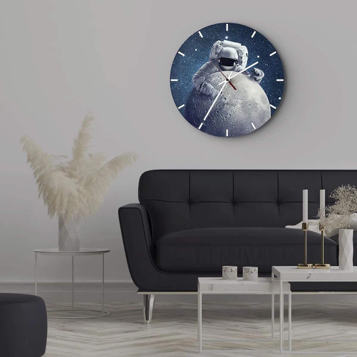 Zegar ścienny - Astronauta trzymający Księżyc na tle kosmosu - 30x30cm - Kosmiczny żartowniś - Nowoczesna dekoracja ścienna do salonu, kuchni i sypialni ARTTOR