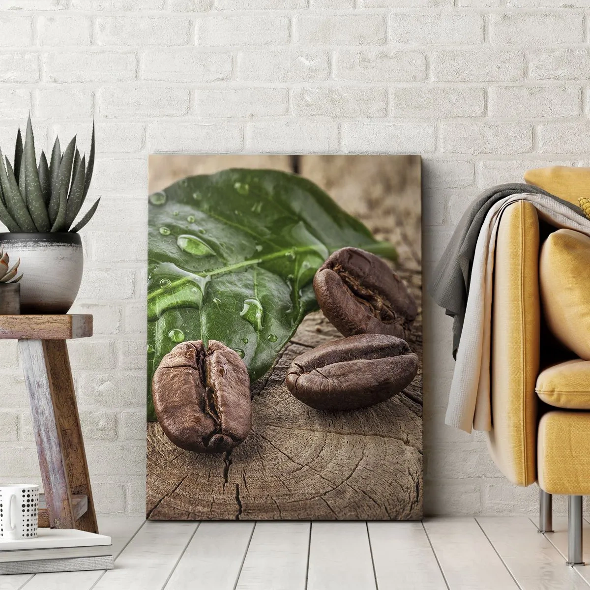 Obraz na płótnie - Ziarna kawy na tle zielonego liścia - 50x70cm - Najprawdziwsza i czarna - Nowoczesna dekoracja ścienna do salonu, kuchni i sypialni ARTTOR