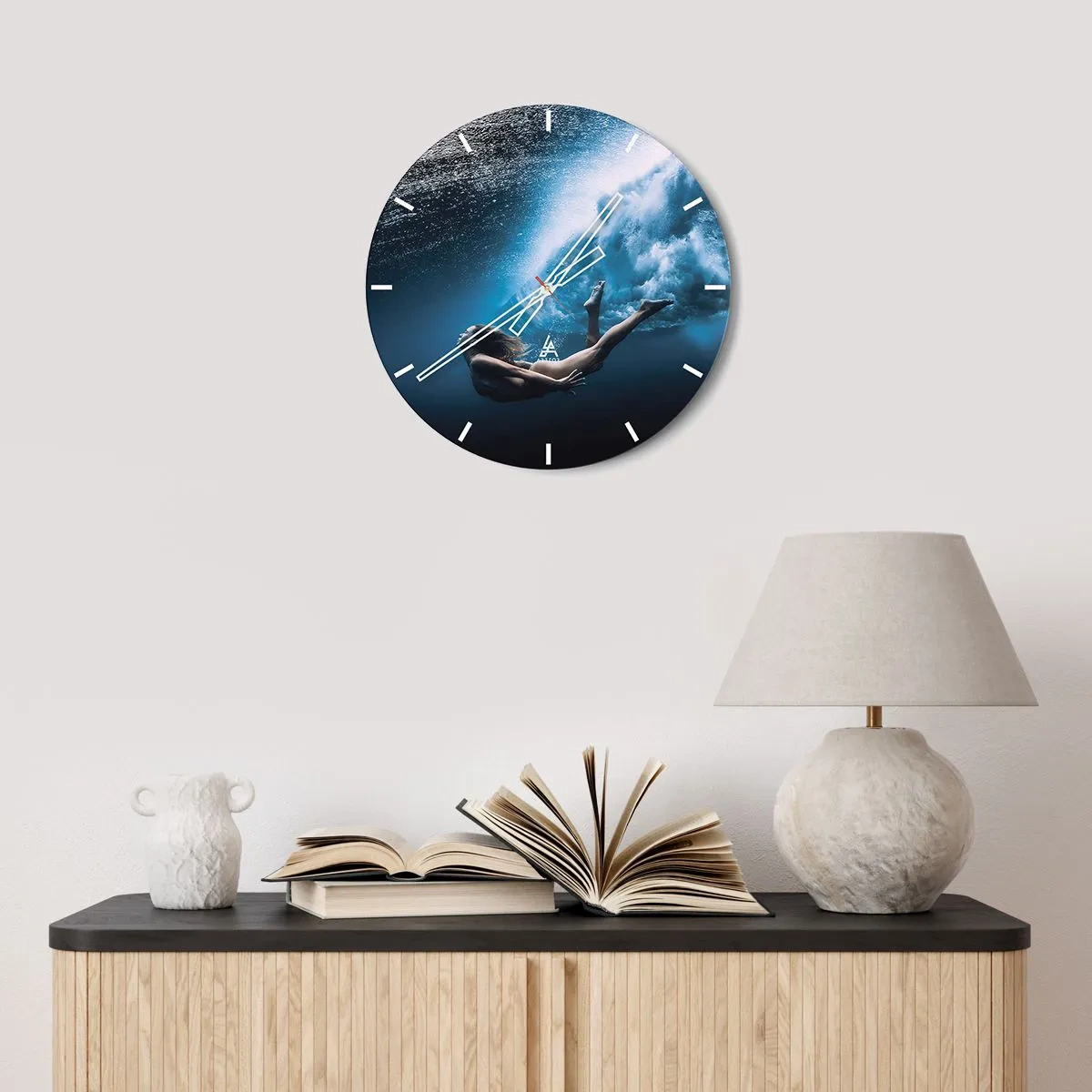 Zegar ścienny - Kobieta pod wodą w dynamicznym ujęciu - 30x30cm - Współczesna syrena - Nowoczesna dekoracja ścienna do salonu, kuchni i sypialni ARTTOR