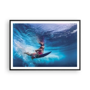 Plakat w czarnej ramie - Surferka pod wodą w dynamicznej kompozycji w odcieniach błękitu - 100x70cm - Głębia radości - Nowoczesna dekoracja ścienna do salonu i sypialni ARTTOR