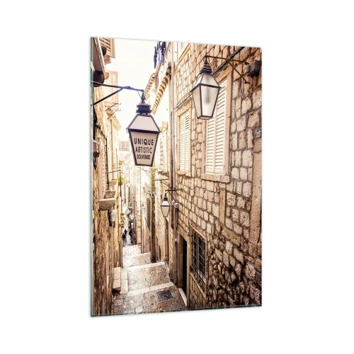 Obraz na szkle - Wąska, kamienna uliczka z latarniami i szyldem w klimacie śródziemnomorskim - 80x120cm - Urokliwy zaułek - Nowoczesna dekoracja ścienna do salonu i sypialni ARTTOR