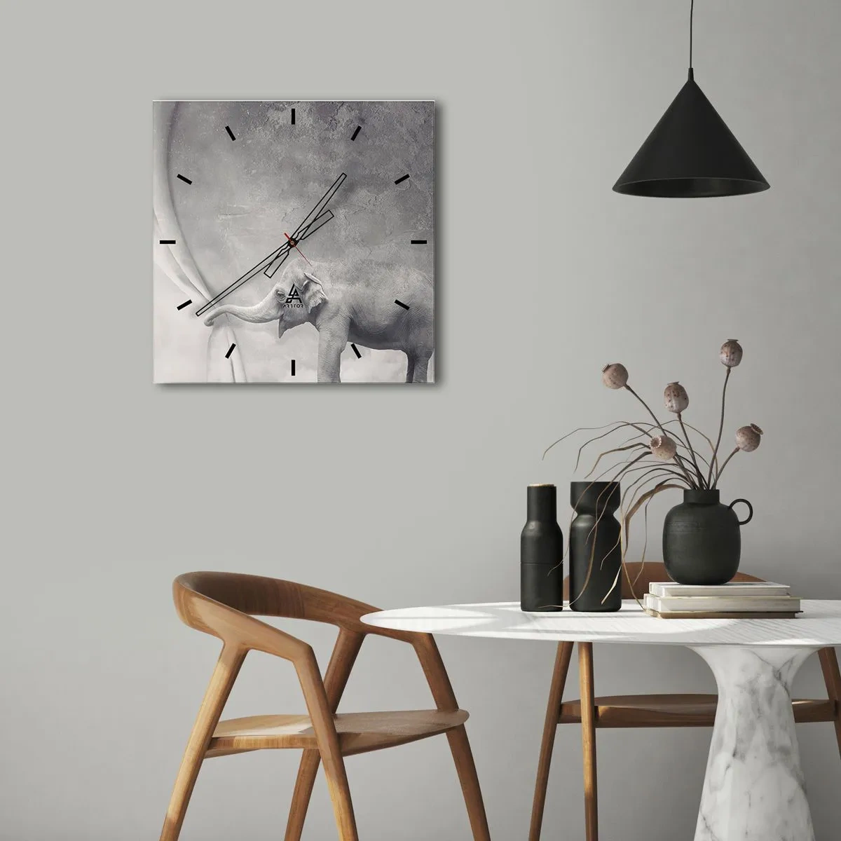 Zegar ścienny - Słoń odsłaniający zasłonę w surrealistycznym czarno-białym ujęciu - 30x30cm - Odsłonić tajemnicę - Nowoczesna dekoracja ścienna do salonu i sypialni ARTTOR