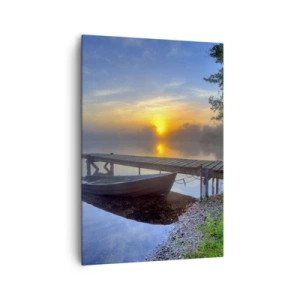 Obraz na płótnie - Pomost nad jeziorem o wschodzie słońca z łodzią przy brzegu - 70x100cm - Jak zwyczajne zamienia się w magiczne - Nowoczesna dekoracja ścienna do salonu i sypialni ARTTOR