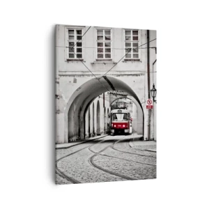 Obraz na płótnie - Czarno-biała fotografia tramwaju przejeżdżającego przez łukowy tunel - 50x70cm - Przez miejski labirynt - Nowoczesna dekoracja ścienna do salonu, kuchni i sypialni ARTTOR