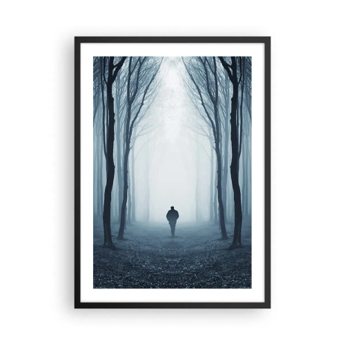 Plakat w czarnej ramie - Mężczyzna w mglistym lesie, otoczony drzewami - 50x70cm - I wszystko proste i jasne - Nowoczesna dekoracja ścienna do salonu i sypialni ARTTOR