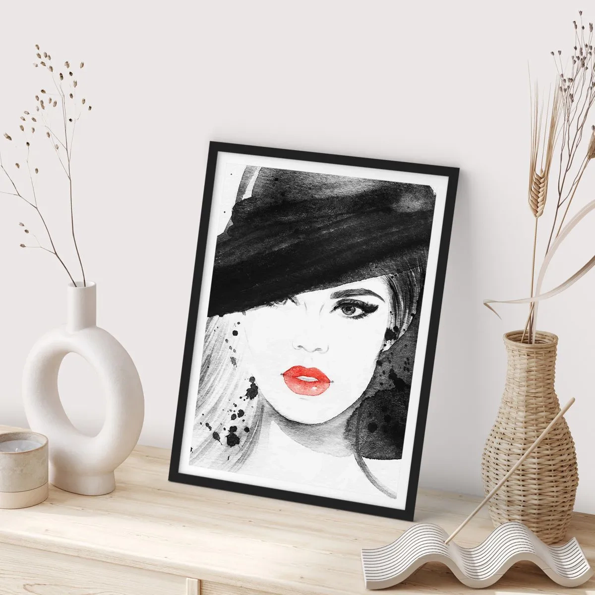 Plakat w czarnej ramie - Portret kobiety w kapeluszu z akcentem czerwonych ust - 50x70cm - Dama w czerni - Nowoczesna dekoracja ścienna do salonu i sypialni ARTTOR