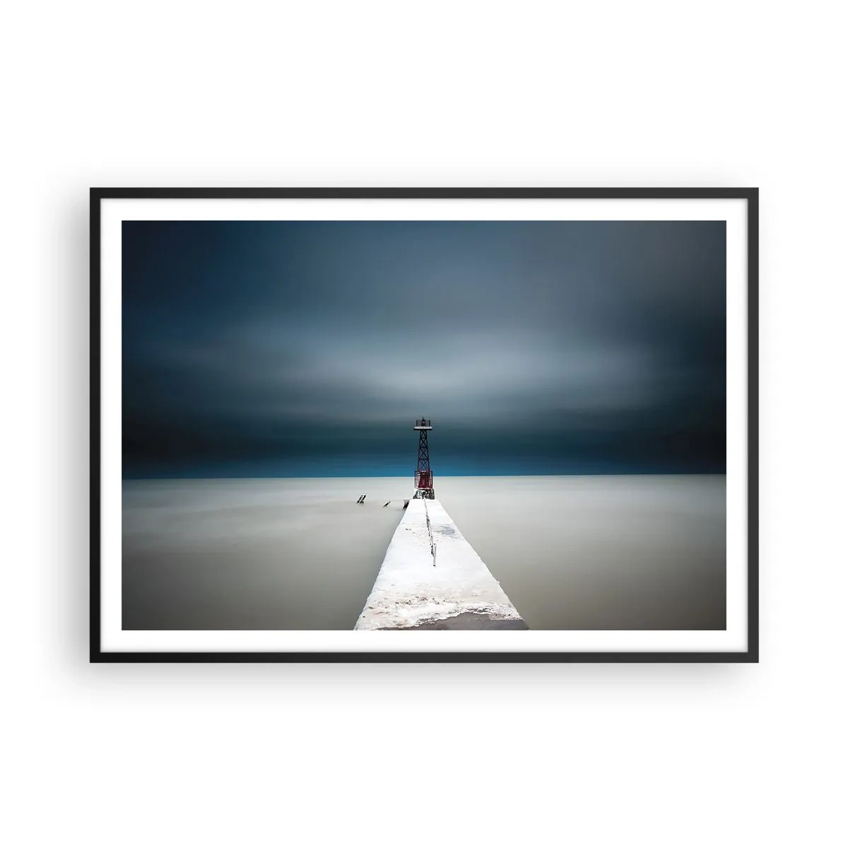Plakat w czarnej ramie - Latarnia morska na końcu betonowego molo w surowym pejzażu - 100x70cm - Na spotkanie bezkresu - Nowoczesna dekoracja ścienna do salonu i sypialni ARTTOR