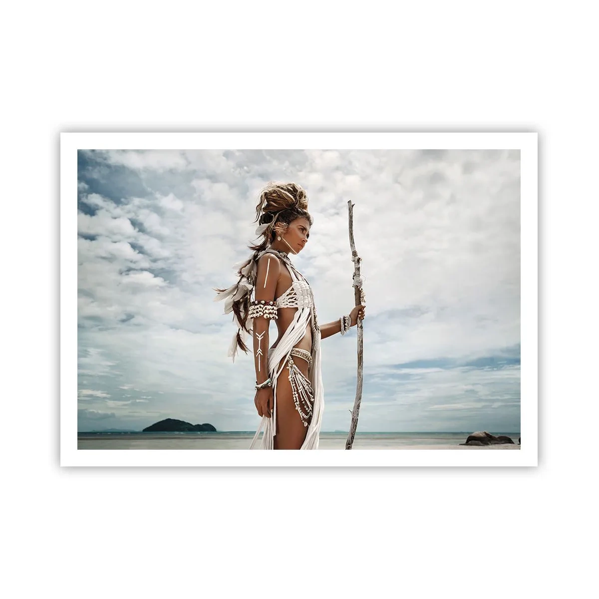 Plakat - Stylizowana kobieta na plaży z etnicznymi ozdobami i kijem - 100x70cm - Królowa tropików - Nowoczesna dekoracja ścienna do salonu i sypialni ARTTOR