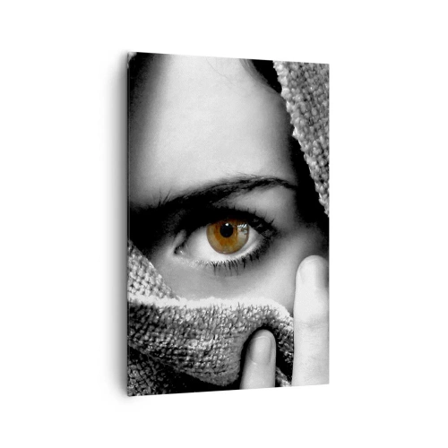 Obraz na płótnie - Portret kobiety z bursztynowym okiem zakrytej tkaniną w odcieniach szarości. - 80x120cm - Poznaj tajemnicę - Nowoczesna dekoracja ścienna do salonu i sypialni ARTTOR