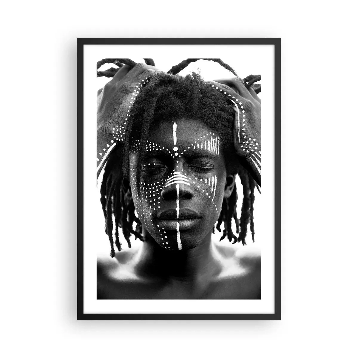 Plakat w czarnej ramie - Mężczyzna z białymi malunkami na twarzy i dłoniach - 50x70cm - Gdzie jesteś? - Nowoczesna dekoracja ścienna do salonu i sypialni ARTTOR