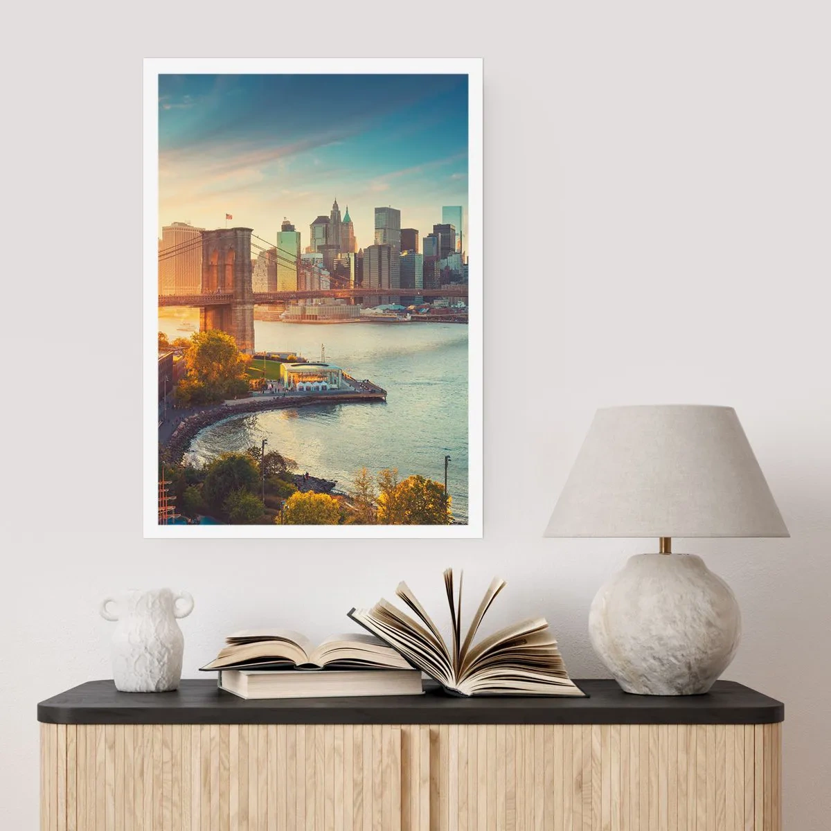 Plakat - Most Brookliński i panorama Manhattanu o zmierzchu - 50x70cm - Wielkomiejski świt - Nowoczesna dekoracja ścienna do salonu, kuchni i sypialni ARTTOR