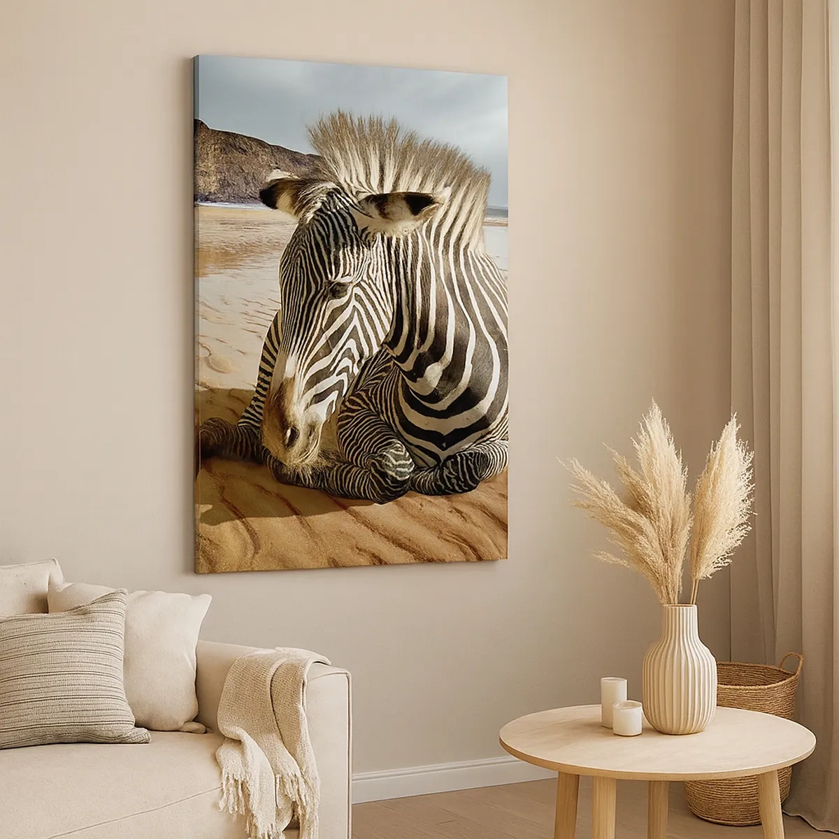 Obraz na płótnie - Zebra leżąca na piasku przy plaży z górami w tle - 50x70cm - Pasujemy do siebie - Nowoczesna dekoracja ścienna do salonu, kuchni i sypialni ARTTOR