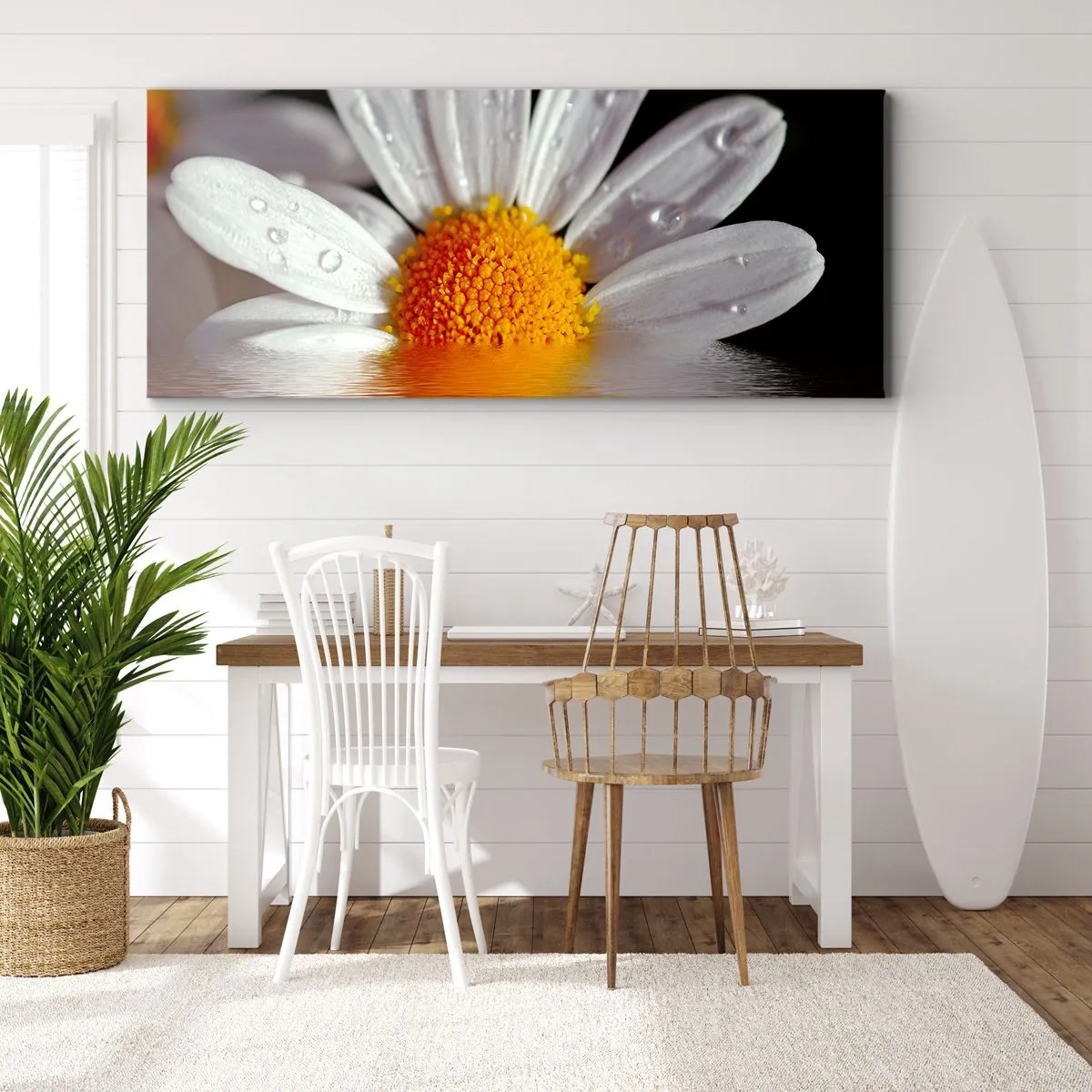 Obraz na płótnie - Biała stokrotka z kroplami wody zanurzona w odbiciu na wodzie - 140x50cm - Wschodzące słońce margaretki - Nowoczesna dekoracja ścienna do salonu i sypialni ARTTOR