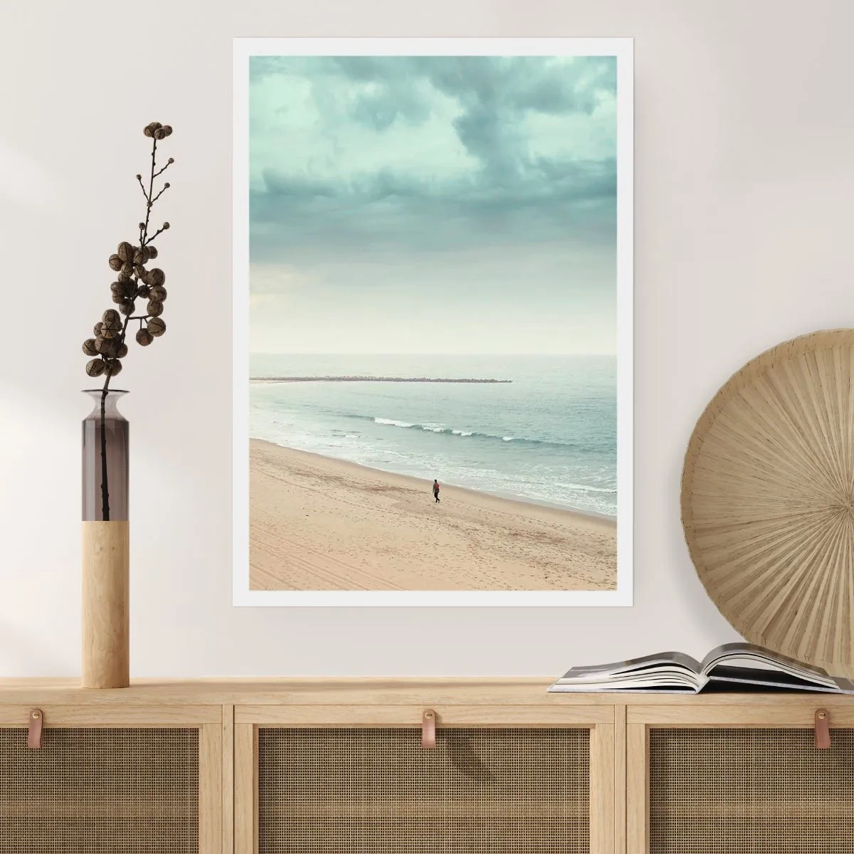 Plakat - Samotna postać spacerująca brzegiem morza pod zachmurzonym niebem - 50x70cm - w poszukiwaniu spokoju - Nowoczesna dekoracja ścienna do salonu, kuchni i sypialni ARTTOR