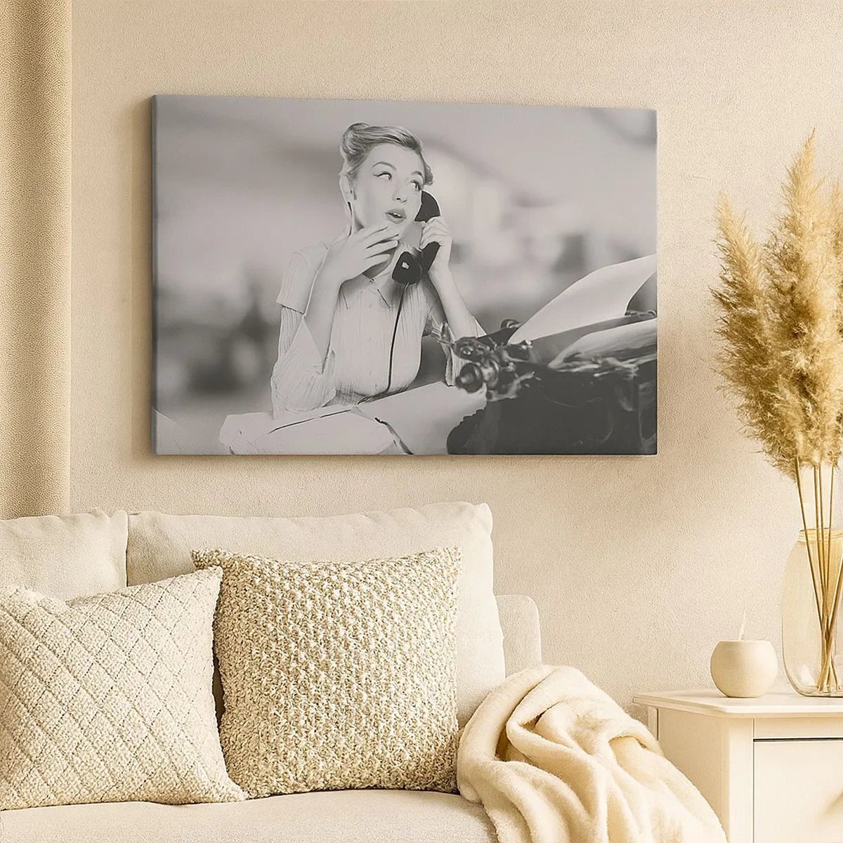Obraz na płótnie - Kobieta rozmawiająca przez telefon przy maszynie do pisania - 70x50cm - Halo, tu lata 50. - Nowoczesna dekoracja ścienna do salonu i sypialni ARTTOR