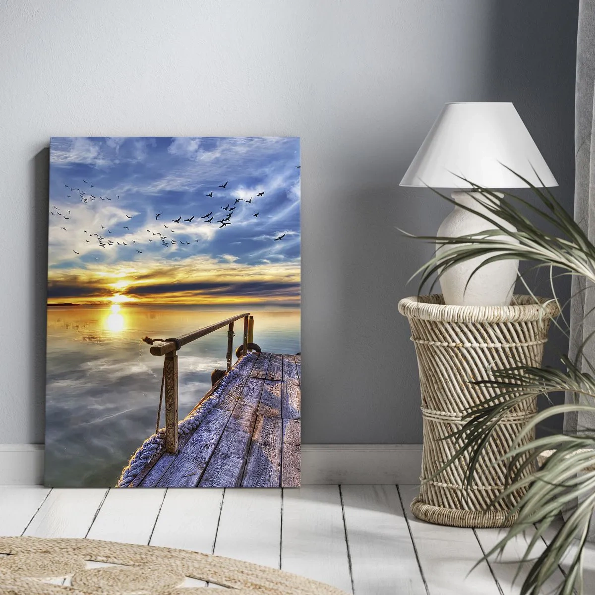 Obraz na płótnie - Drewniany pomost nad jeziorem o zachodzie słońca z lecącym kluczem ptaków - 50x70cm - Wiatr idzie na spoczynek - Nowoczesna dekoracja ścienna do salonu, kuchni i sypialni ARTTOR