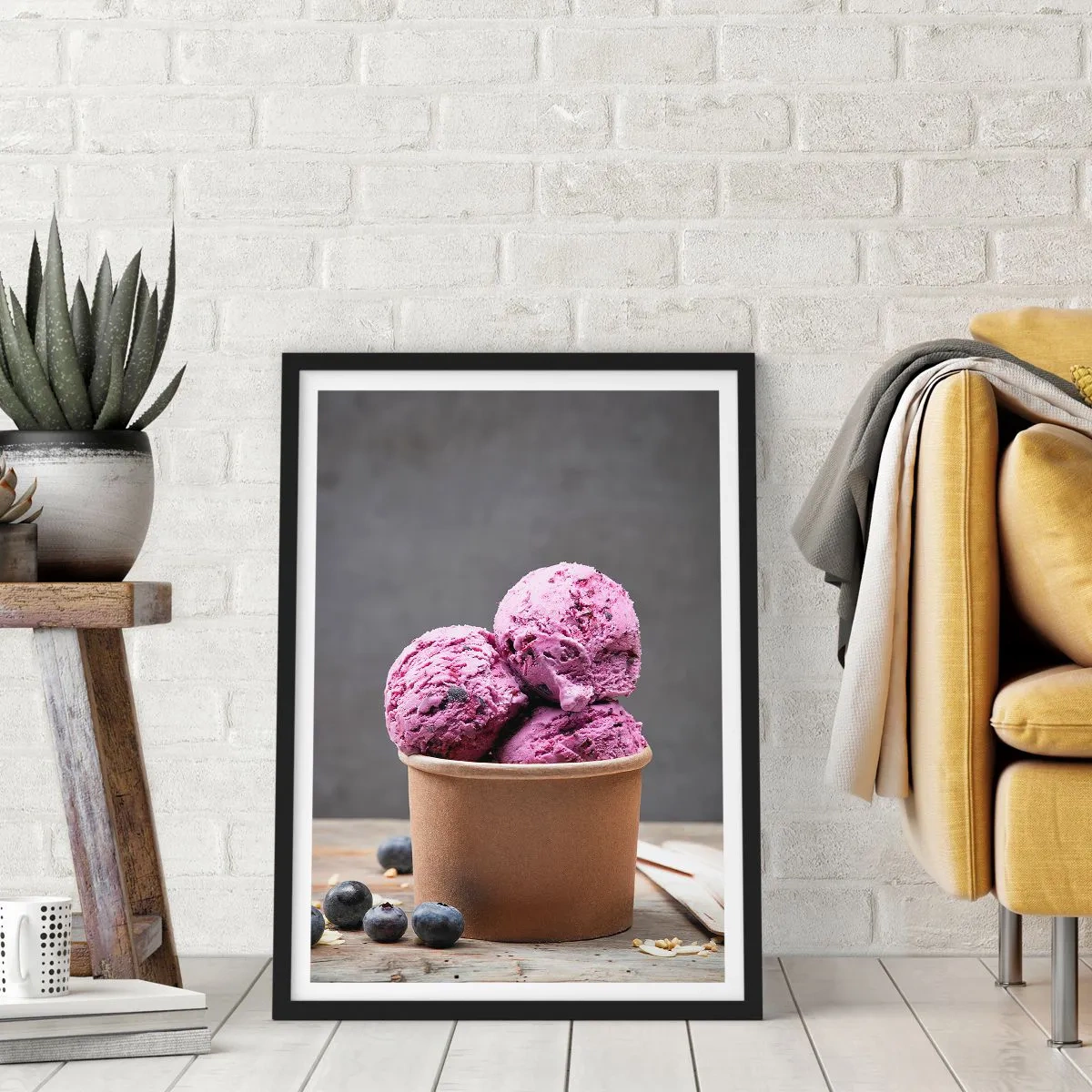 Plakat w czarnej ramie - Gałki lodów jagodowych w papierowym kubeczku - 50x70cm - Słodycz i chłód - Nowoczesna dekoracja ścienna do salonu i sypialni ARTTOR