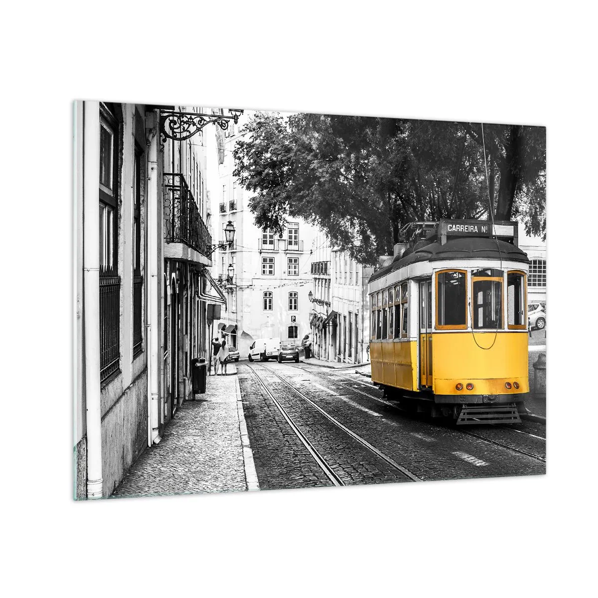 Obraz na szkle - Żółty tramwaj na tle czarno-białej uliczki - 70x50cm - I fado w tle - Nowoczesna dekoracja ścienna do salonu i sypialni ARTTOR