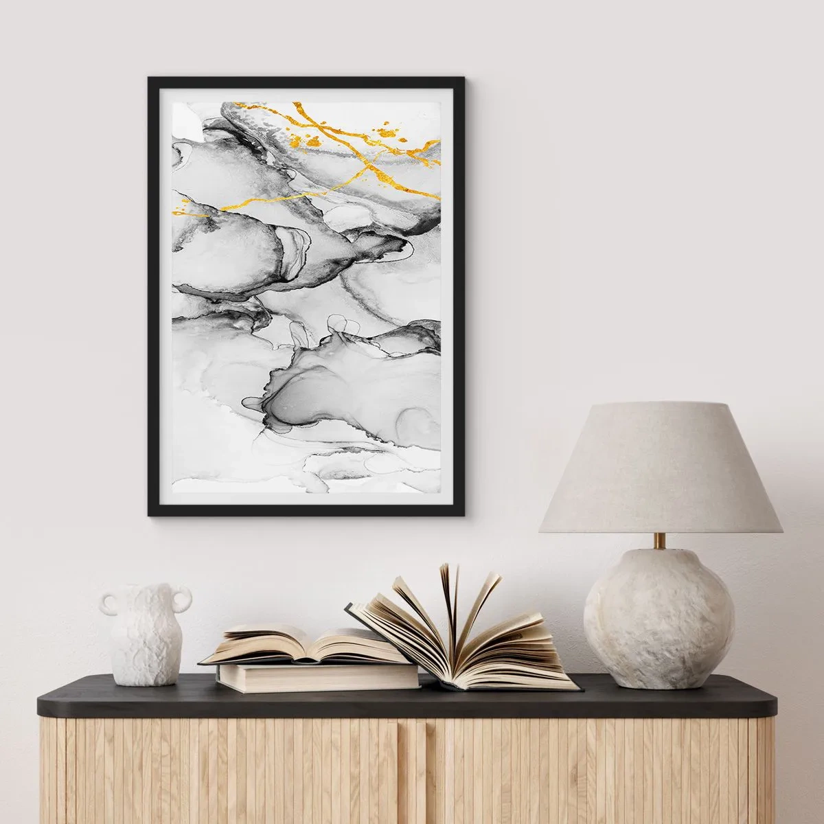 Plakat w czarnej ramie - Abstrakcyjna kompozycja w odcieniach szarości ze złotymi akcentami - 50x70cm - Kompozycja z motywem złota - Nowoczesna dekoracja ścienna do salonu i sypialni ARTTOR