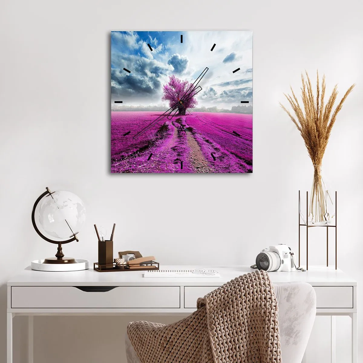Zegar ścienny - Samotne drzewo na polu w odcieniu intensywnego różu - 30x30cm - Wrzosowisko - uroczysko - Nowoczesna dekoracja ścienna do salonu i sypialni ARTTOR