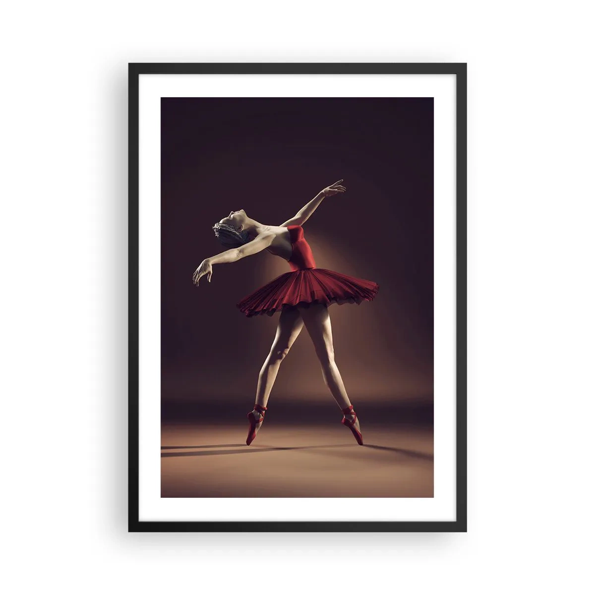 Plakat w czarnej ramie - Tancerka baletowa w czerwonej sukience na scenie - 50x70cm - Prima ballerina - Nowoczesna dekoracja ścienna do salonu i sypialni ARTTOR