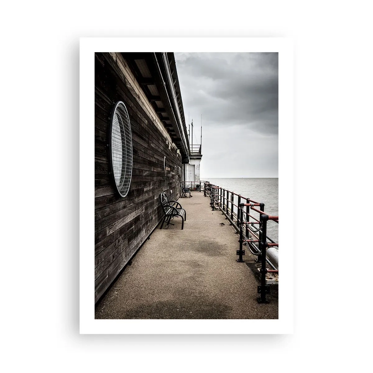 Plakat - Drewniane molo z ławkami przy spokojnym morzu - 50x70cm - Czas zatrzymany - Nowoczesna dekoracja ścienna do salonu, kuchni i sypialni ARTTOR
