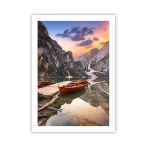 Plakat - Drewniane łodzie na jeziorze otoczonym górami o zachodzie słońca - 50x70cm - Obietnica dnia - Nowoczesna dekoracja ścienna do salonu, kuchni i sypialni ARTTOR