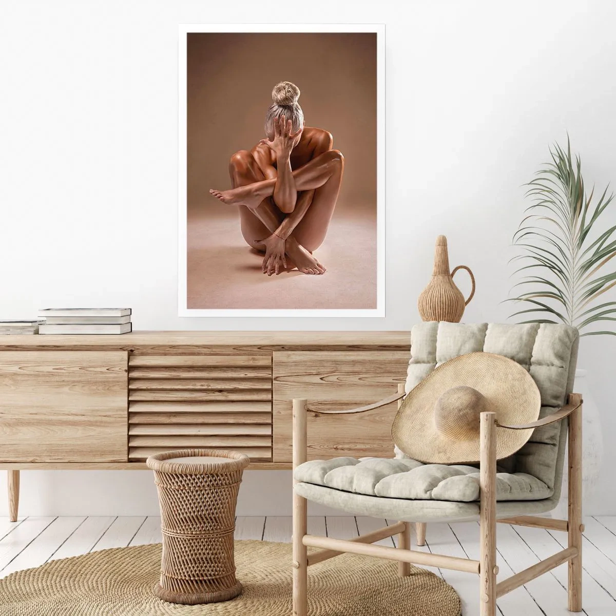 Plakat - Artystyczne ujęcie kobiety w zmysłowej pozie na beżowym tle - 50x70cm - Jedność ciała i ducha - Nowoczesna dekoracja ścienna do salonu, kuchni i sypialni ARTTOR