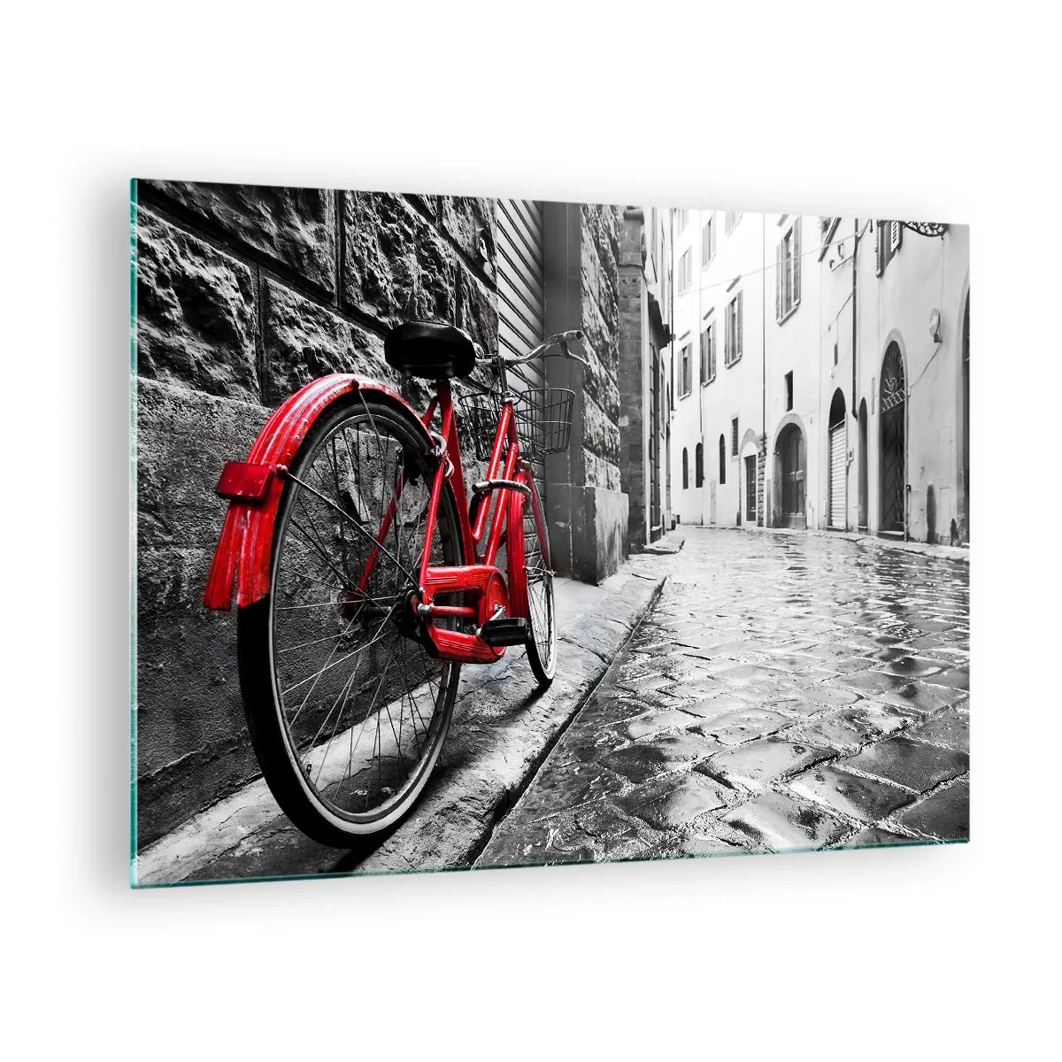 Obraz na szkle - Czerwony rower na brukowanej ulicy w monochromatycznym tle - 70x50cm - Prawdziwe piękno się nie starzeje - Nowoczesna dekoracja ścienna do salonu i sypialni ARTTOR