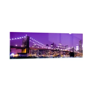 Obraz na szkle - Brooklyn Bridge nocą z podświetlonym miastem i pełnią księżyca - 160x50cm - Światła wielkiego miasta we fiolecie - Nowoczesna dekoracja ścienna do salonu i sypialni ARTTOR