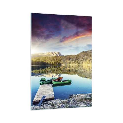 Obraz na szkle - Malownicze jezioro z drewnianym pomostem i łódkami o zachodzie słońca - 50x70cm - Nad wodą gładką jak lustro - Nowoczesna dekoracja ścienna do salonu, kuchni i sypialni ARTTOR