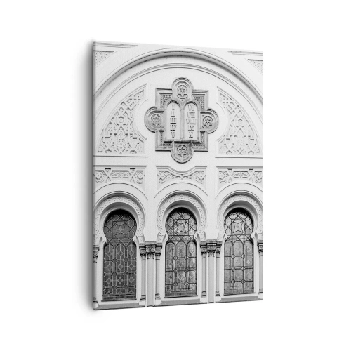 Obraz na płótnie - Czarno-biała fotografia zabytkowej fasady budynku z witrażami - 50x70cm - Na pograniczu kultur - Nowoczesna dekoracja ścienna do salonu, kuchni i sypialni ARTTOR