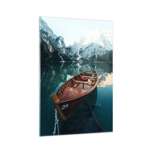 Obraz na szkle - Drewniana łódka na spokojnym jeziorze otoczonym górami - 70x100cm - Jak na szkle malowane - Nowoczesna dekoracja ścienna do salonu i sypialni ARTTOR