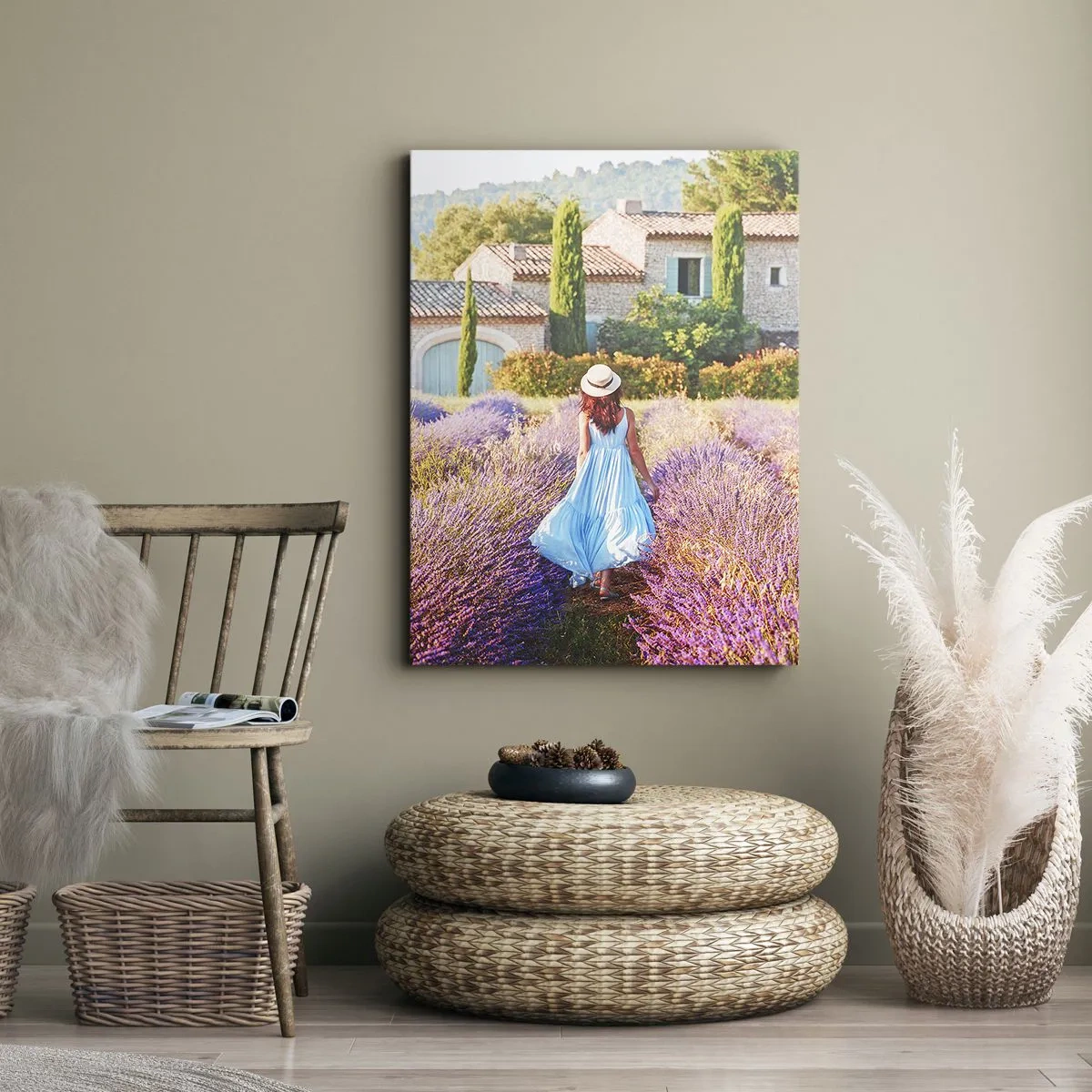 Obraz na płótnie - Kobieta w błękitnej sukni spacerująca po polu lawendy - 50x70cm - Lawendowa dziewczyna - Nowoczesna dekoracja ścienna do salonu, kuchni i sypialni ARTTOR