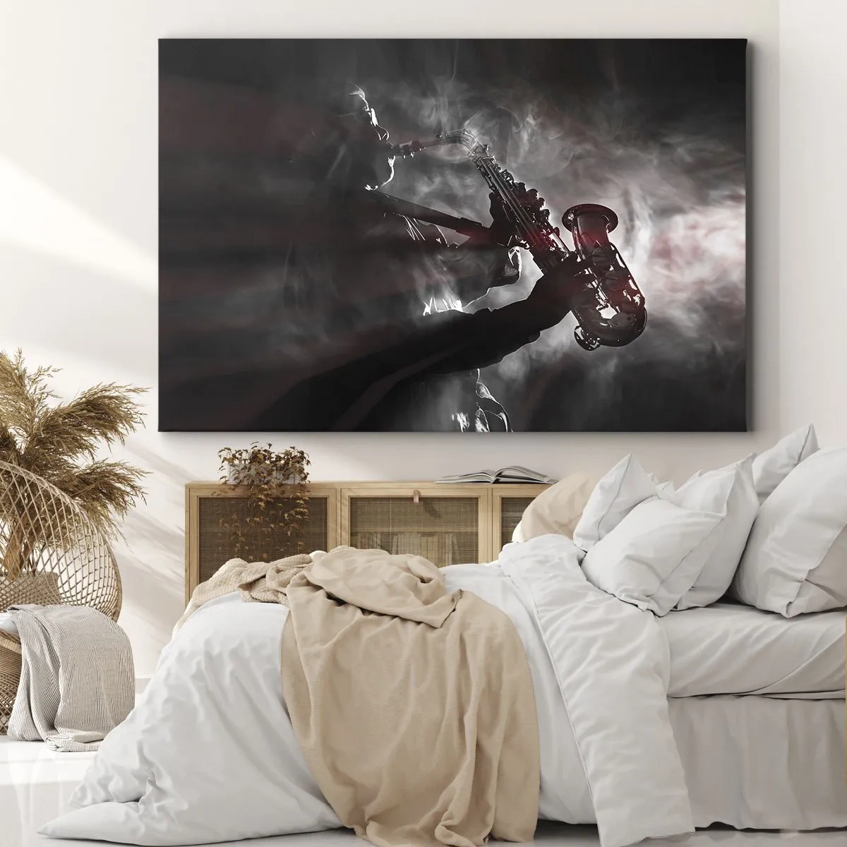 Obraz na płótnie - Saksofonista w dymie na scenie w klimatycznej czerni i czerwieni - 70x50cm - W oparach jazzu - Nowoczesna dekoracja ścienna do salonu i sypialni ARTTOR