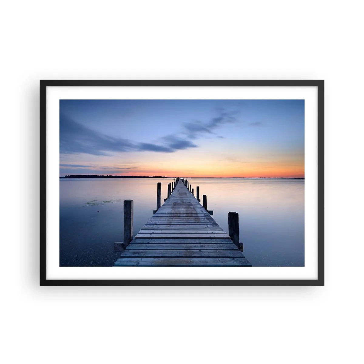 Plakat w czarnej ramie - Drewniany pomost na jeziorze o zachodzie słońca - 70x50cm - Spokój pogodnego zmierzchu - Nowoczesna dekoracja ścienna do salonu i sypialni ARTTOR