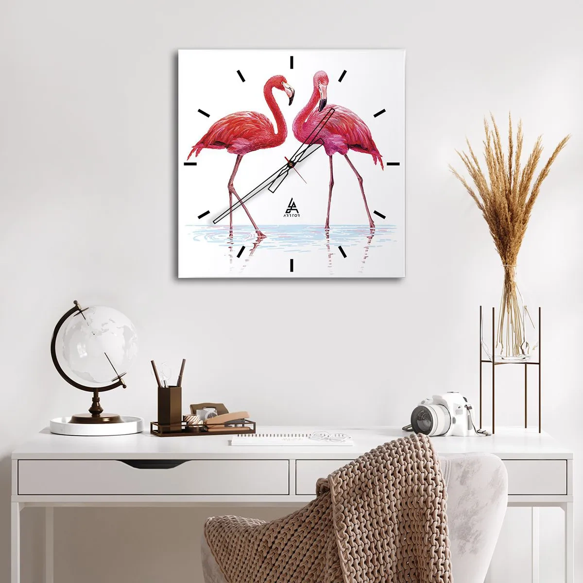 Zegar ścienny - Para flamingów w wodzie na jasnym tle - 30x30cm - Różowe randez-vous - Nowoczesna dekoracja ścienna do salonu i sypialni ARTTOR