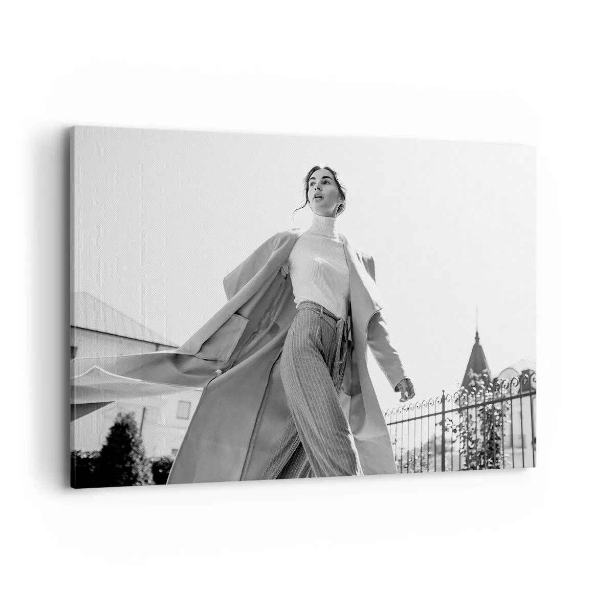 Obraz na płótnie - Stylowa kobieta w płaszczu na tle architektury w czerni i bieli - 120x80cm - Idziesz ze mną? - Nowoczesna dekoracja ścienna do salonu, kuchni i sypialni ARTTOR