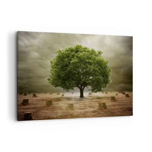Obraz na płótnie - Zielone drzewo otoczone pniami ściętych drzew na tle pochmurnego nieba - 100x70cm - Cała nadzieja - Nowoczesna dekoracja ścienna do salonu, kuchni i sypialni ARTTOR