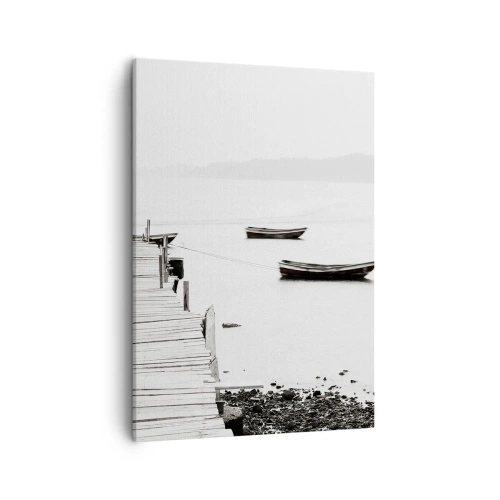 Obraz na płótnie - Drewniany pomost i łodzie na spokojnej tafli jeziora w czerni i bieli - 50x70cm - Nad wodą cichą i czystą - Nowoczesna dekoracja ścienna do salonu, kuchni i sypialni ARTTOR