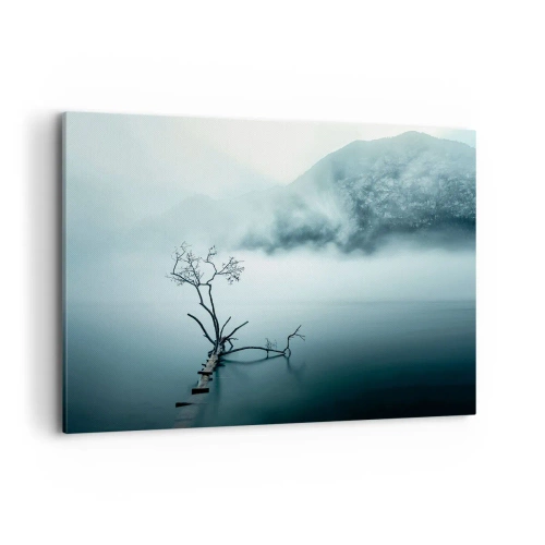 Obraz na płótnie - Samotne drzewo w wodzie otoczone mgłą i górami - 100x70cm - Z wody i mgły - Nowoczesna dekoracja ścienna do salonu, kuchni i sypialni ARTTOR