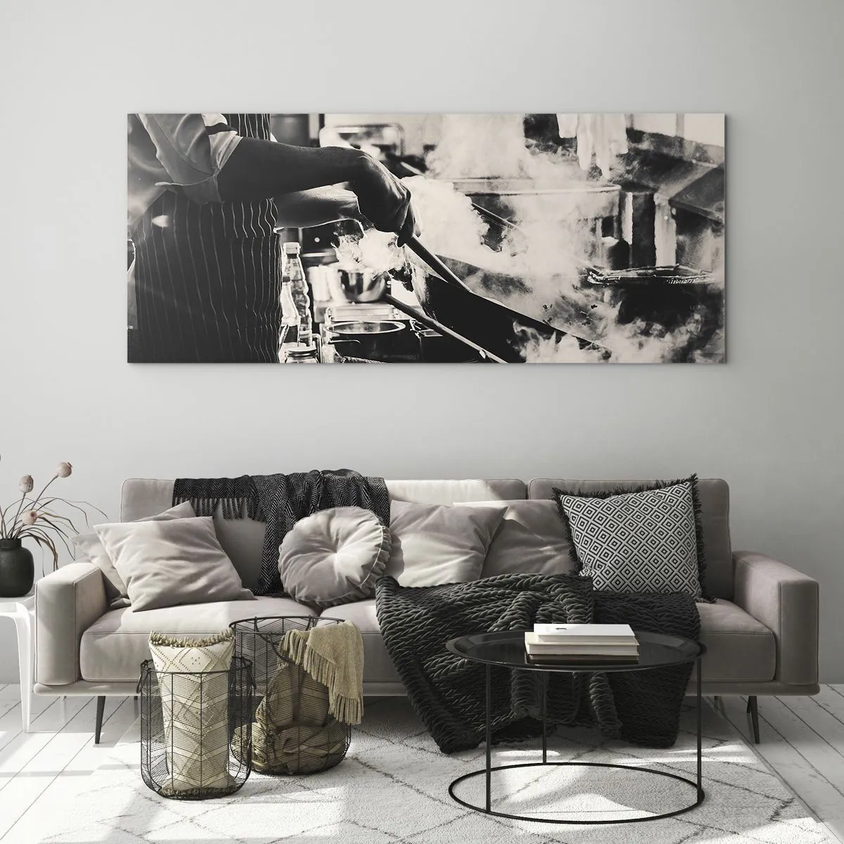 Obraz na szkle - Kucharz przy pracy w kuchni z parą unoszącą się z patelni - 120x50cm - Alchemia smaków - Nowoczesna dekoracja ścienna do salonu i sypialni ARTTOR