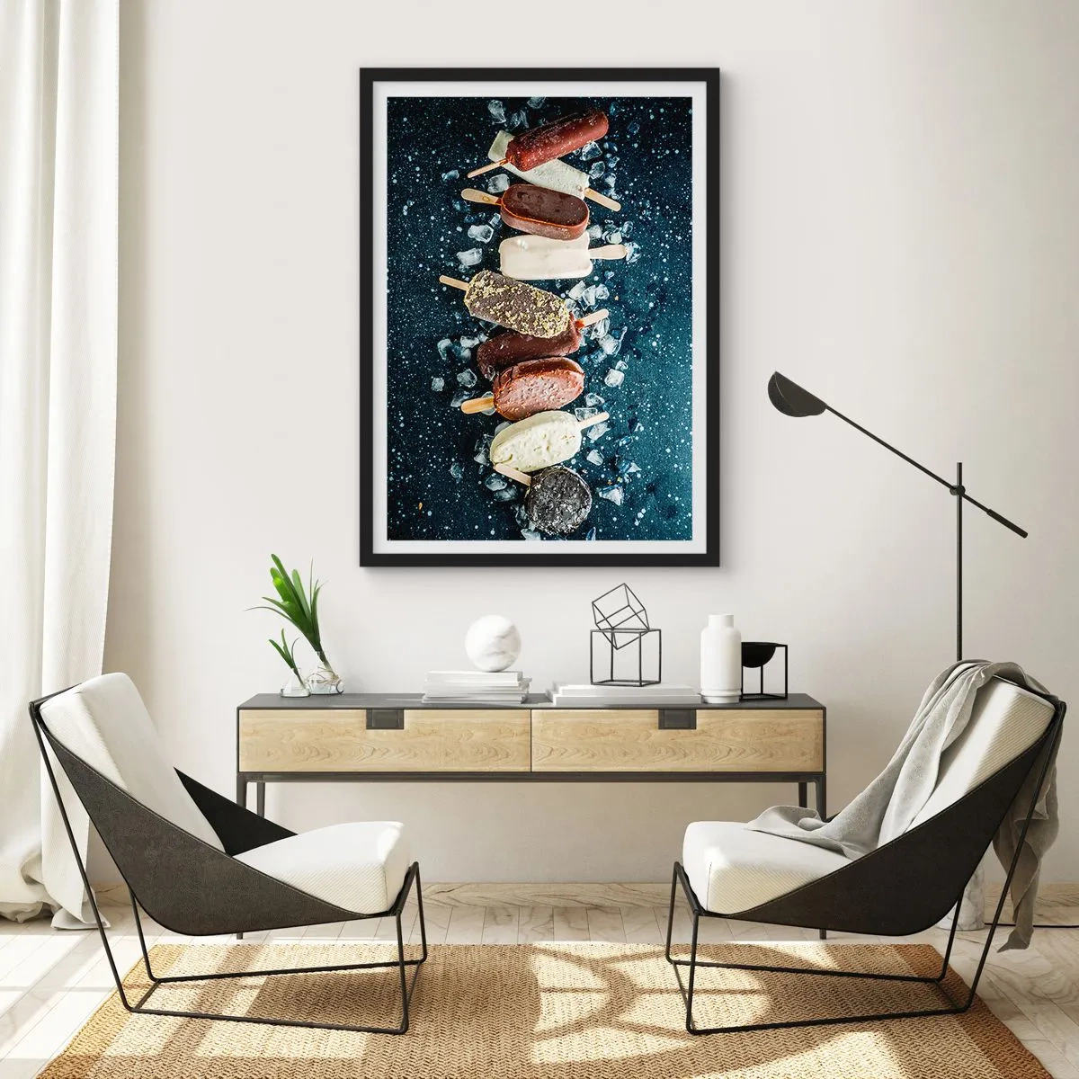 Plakat w czarnej ramie - Różnorodne lody na patyku otoczone lodem na tle ciemnego nieba - 50x70cm - Smak gorącego lata - Nowoczesna dekoracja ścienna do salonu i sypialni ARTTOR