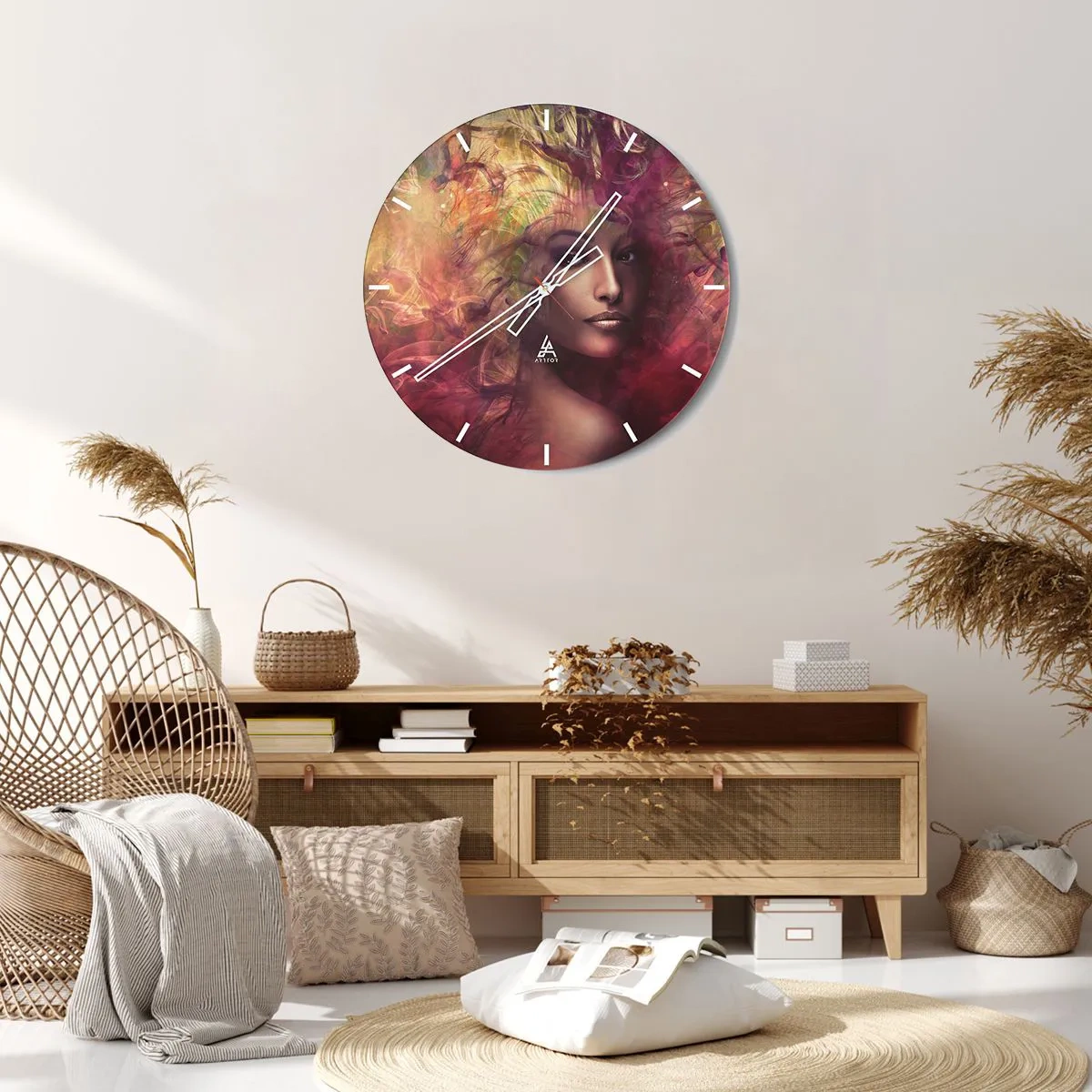 Zegar ścienny - Portret kobiety z intensywnymi kolorowymi mgłami w tle - 30x30cm - Tu jestem! - Nowoczesna dekoracja ścienna do salonu, kuchni i sypialni ARTTOR