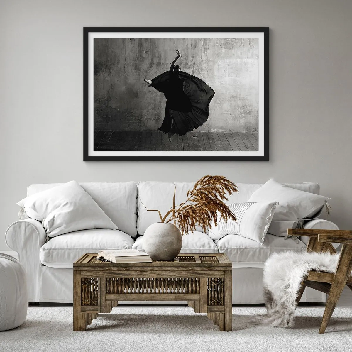 Plakat w czarnej ramie - Czarno-biała sylwetka tancerki w ruchu na tle ściany - 100x70cm - Pełne pasji pas - Nowoczesna dekoracja ścienna do salonu i sypialni ARTTOR