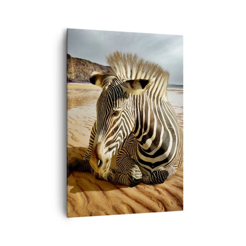 Obraz na płótnie - Zebra odpoczywająca na piaszczystej plaży z klifami w tle - 70x100cm - Pasujemy do siebie - Nowoczesna dekoracja ścienna do salonu i sypialni ARTTOR