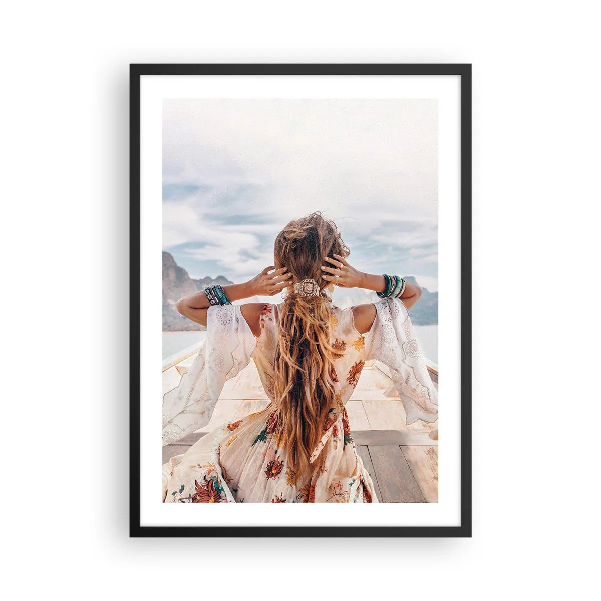 Plakat w czarnej ramie - Kobieta w sukni boho z widokiem na morze - 50x70cm - W drodze ku szczęściu - Nowoczesna dekoracja ścienna do salonu i sypialni ARTTOR
